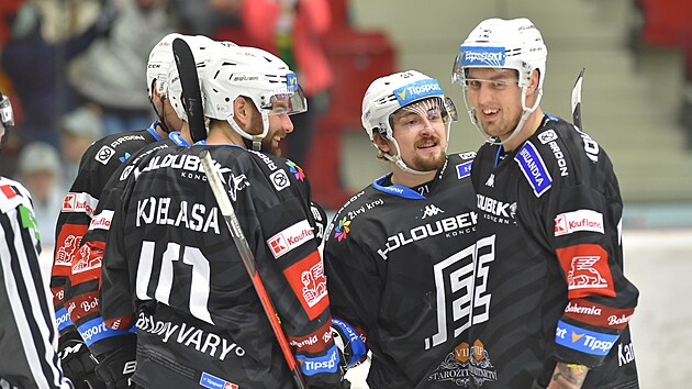 Hokejisté Karlových Varů se radují z gólu Petra Koblasy.