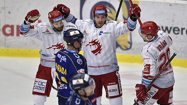 Třinečtí hokejisté se radují z gólu Marka Daňa (uprostřed) proti Zlínu.