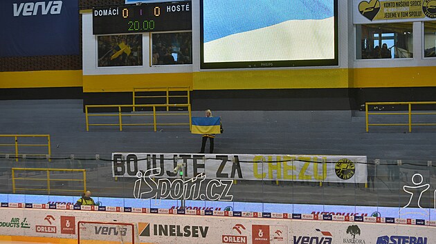 Fanynka s ukrajinskou vlajkou na utkn Litvnov - Vtkovice.