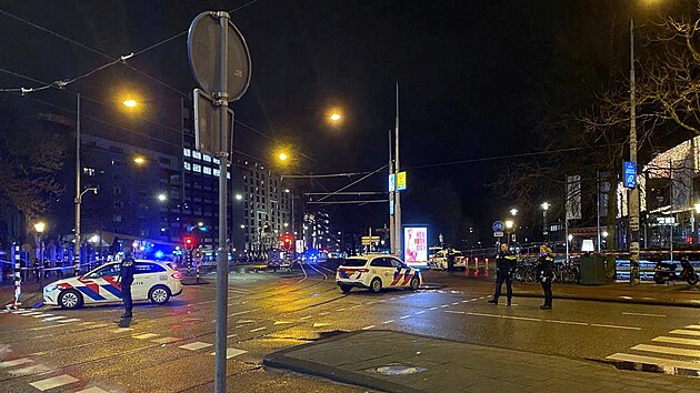 Ozbrojenec v centru nizozemskho Amsterodamu dr v obchod Apple Store rukojm. (22. nora 2022)