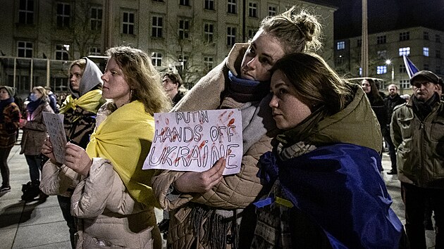 Demonstrace na Prokeov nmst ped Novou radnic v Ostrav na podporu Ukrajiny po zahjen invaze Ruska. (24. nora 2022)