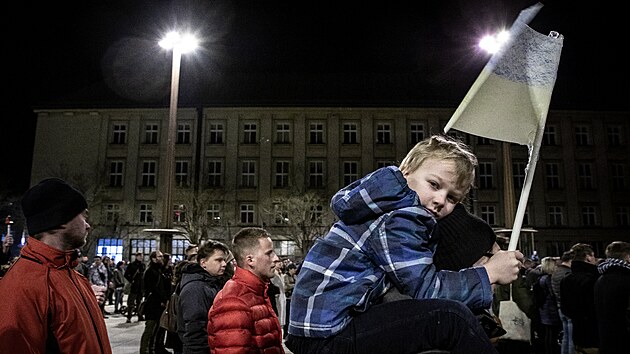 Demonstrace na Prokeov nmst ped Novou radnic v Ostrav na podporu Ukrajiny po zahjen invaze Ruska. (24. nora 2022)