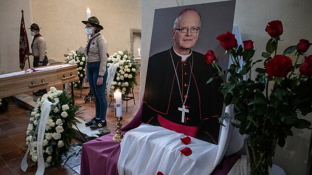 Louen veejnosti se zesnulm biskupem ostravsko-opavsk diecze Frantikem Lobkowiczem v kostele sv. Vclava v Ostrav. (25. nora 2022)