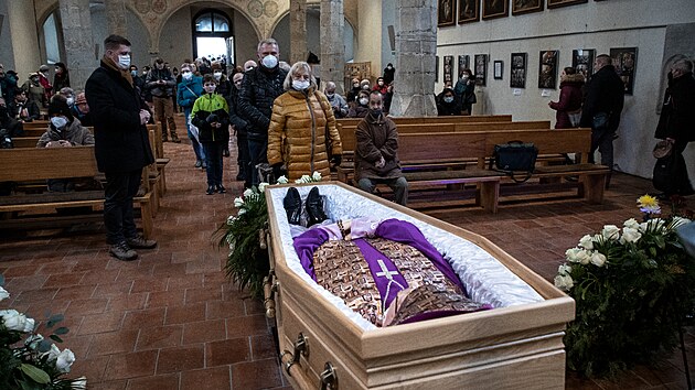 Louen veejnosti se zesnulm biskupem ostravsko-opavsk diecze Frantikem Lobkowiczem v kostele sv. Vclava v Ostrav. (25. nora 2022)