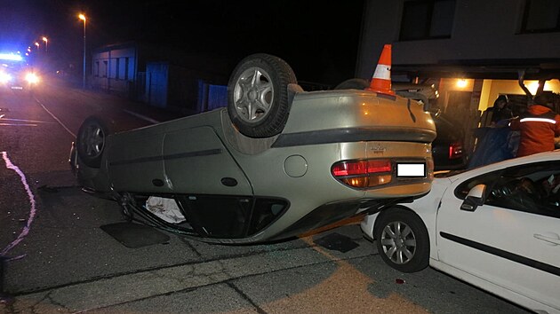 Auto s opilým řidičem skončilo po nárazu do dvou aut na střeše.