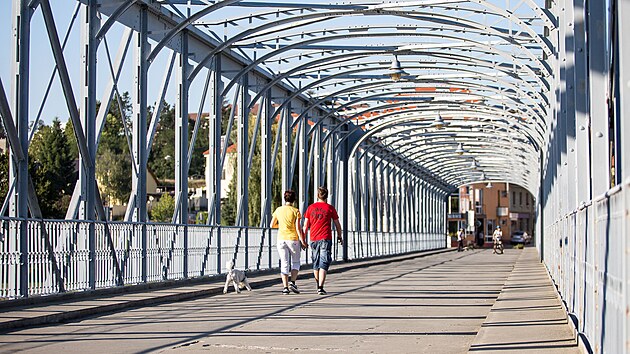 V Týně nad Vltavou je ještě jeden most - železný, který je technickou památkou a mohou ho využívat jen pěší nebo cyklisté.