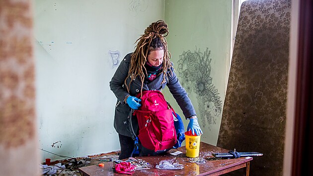 Klára Čejková sbírá ve vybydleném domě použité injekční stříkačky po narkomanech. Pracuje pro Charitu Tábor a její Street program Auritus.