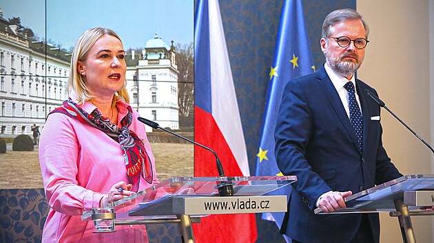 Premiér Petr Fiala a ministryně obrany Jana Černochová po  jednání vlády 27. února 2022