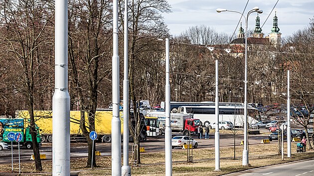 Parkoviště u koupaliště Flošna v Hradci Králové využívají k bezplatnému parkování řidiči kamionů.