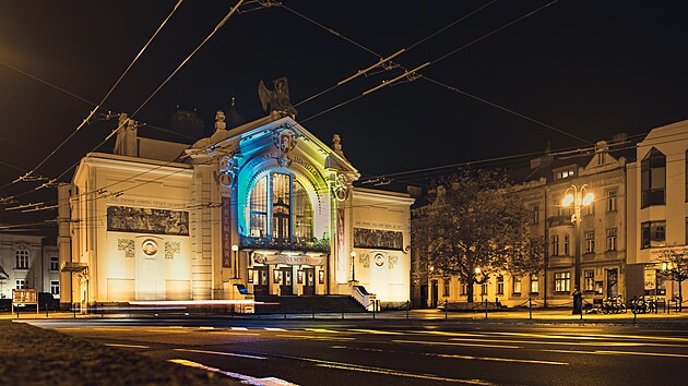 Solidaritu s Ukrajinou vyjdilo nasvcenm nrodnmi barvami i Vchodoesk divadlo v Pardubicch.