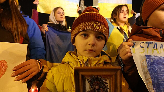 Na Vclavskm nmst v Praze se selo asi 200 lid, aby protestovali proti vlce na Ukrajin. (25. nora 2022)