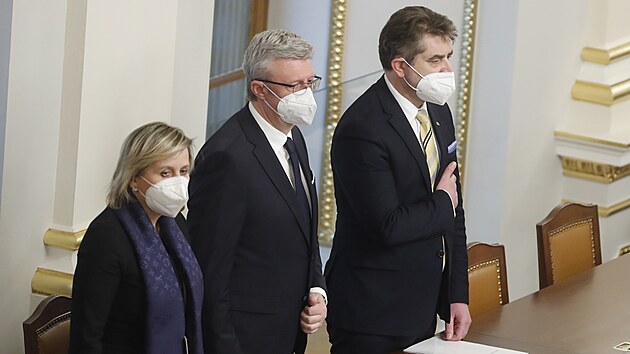 Mimořádný a zplnomocněný velvyslanec Ukrajiny v České republice Jevhen Perebyjnis (vpravo) při ukrajinské hymně. (24. února 2022)