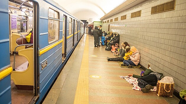 Obyvatele Kyjeva se ukrvaj v metru. (25. nora 2022)