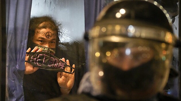 Demonstrant ukazuje npis vlku ne v policejnm autobuse. Protest vznikl v reakci na invazi Ruska na Ukrajinu.(24. nora 2022)