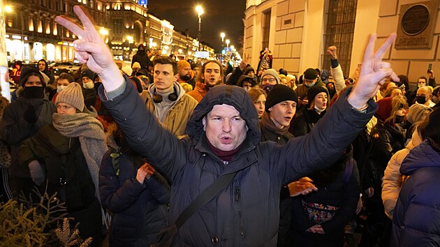 Policie v Petrohradu rozhnla protestujc. Demonstrace vznikla v reakci na invazi Ruska na Ukrajinu.(24. nora 2022)