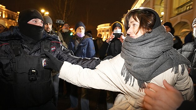 Policie v Petrohradu rozhnla protestujc. Demonstrace vznikla v reakci na invazi Ruska na Ukrajinu.(24. nora 2022)