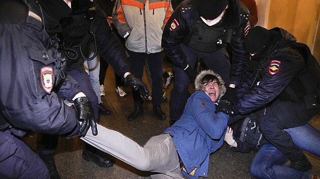 Policie v Petrohradu rozhnla protestujc. Demonstrace vznikla v reakci na invazi Ruska na Ukrajinu.(24. nora 2022)