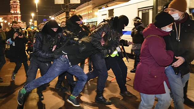 Policie v Petrohradu rozhnla protestujc. Demonstrace vznikla v reakci na invazi Ruska na Ukrajinu.(24. nora 2022)