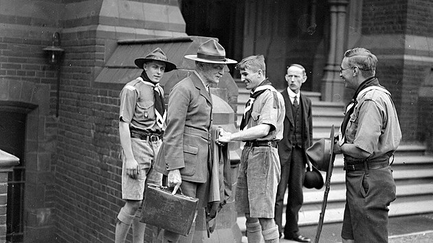 Zakladatel skautskho hnut Robert Baden-Powell u koly svatho Pavla v londnsk tvrti Hammersmith (24. kvtna 1933)