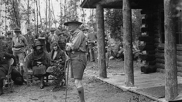 Zakladatel skautskho hnut Robert Baden-Powell pi slavnostnm oteven vcvikovho tbora pro skautsk vdce v parku Gilwell v lese Epping Forest na okraji Londna (22. dubna 1930)