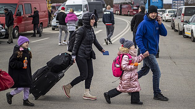 Z Ukrajiny prchaj tisce lid. Mnoho z nich napklad na Slovensko, kter kvli vln uprchlk vyhlsilo stav mimodn situace. (26. nora 2022)