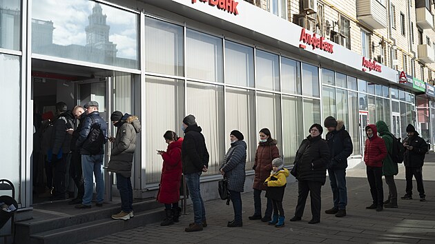 Lid v Moskv stoj dlouh fronty, aby si mohli vybrat penze z bankomat. (27. nora 2022)