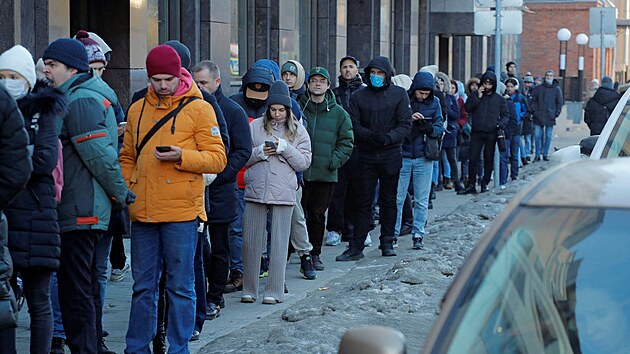 Lid v Petrohrad stoj dlouh fronty, aby si mohli vybrat penze z bankomat. (27. nora 2022)