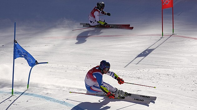 Alexis Pinturault z Francie (vepředu) a Kryštof Krýzl během osmifinále týmového paralelního slalomu na hrách v Pekingu.
