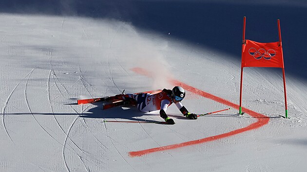 Tereza Nová padá během osmifinále týmového paralelního slalomu na hrách v Pekingu.