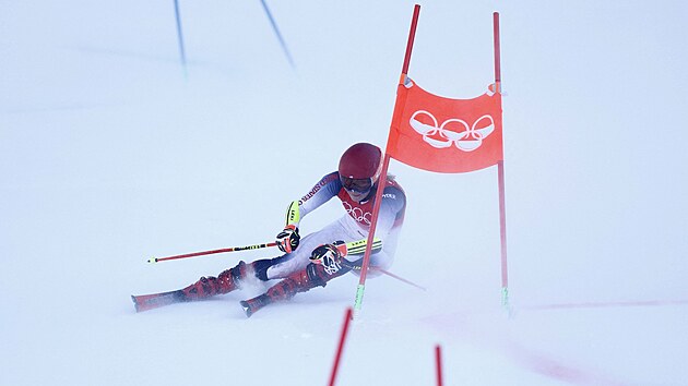 Amerianka Mikaela Shiffrinov bhem osmifinle tmovho paralelnho slalomu na hrch v Pekingu.