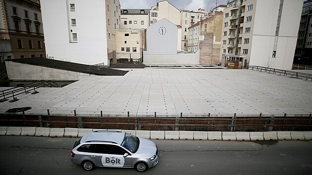 Tam, kde by u� podle slib� brn�nsk�ch politik� m�li za dva roky poslucha�i obdivovat hudbu filharmonik�, je zat�m jen betonov� plocha. Ani gar�e um�st�n� pod n� nejsou v provozu. (�nor 2022)