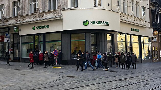 Ped pobokami rusk Sberbank v Brn se tvo fronty, lid chtj pevst penze jinam. (25. nora 2022)