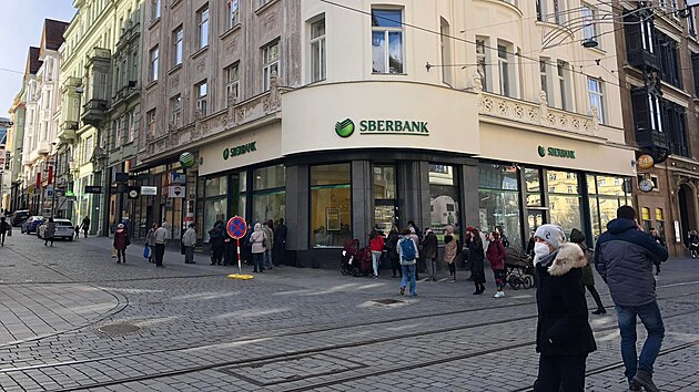 Ped pobokami rusk Sberbank v Brn se tvo fronty, lid chtj pevst penze jinam. (25. nora 2022)