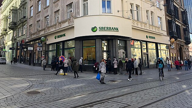 Ped pobokami rusk Sberbank v Brn se tvo fronty, lid chtj pevst penze jinam. (25. nora 2022)