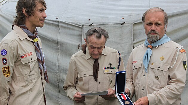 Fotografie ze slavnostn�ho p�ed�v�n� bronzov� Medaile svat�ho Ji�� roku 2016. Song je uprost�ed, mu� p�ed�vaj�c� medaili je b�val� p�edseda krajsk� rady Jun�ka Zden�k Mat�jka, vlevo pak vedouc� byst�ick�ch skaut� Lubo� G�vel.