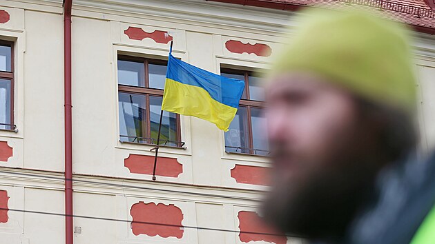Na jihlavsk radnici na podporu Ukrajiny vlaje modro-lut vlajka.