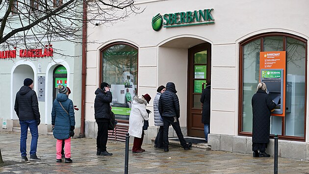 Fronty se před pobočkou Sberbank tvořily i v Jihlavě. Kraj Vysočina, který tuto ruskou banku rovněž využívá, převádí peníze jinam. (25.2. 2022)