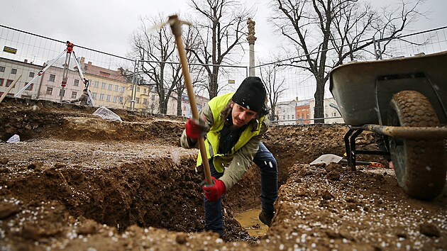 Průzkum se odehrává v horní části jihlavského Masarykova náměstí. Archeologové zde objevili dosud neprozkoumanou šachtu a řadu nálezů z období středověku.