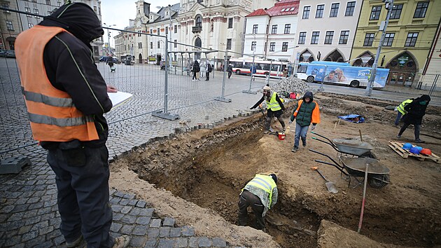 Průzkum se odehrává v horní části jihlavského Masarykova náměstí. Archeologové zde objevili dosud neprozkoumanou šachtu a řadu nálezů z období středověku.