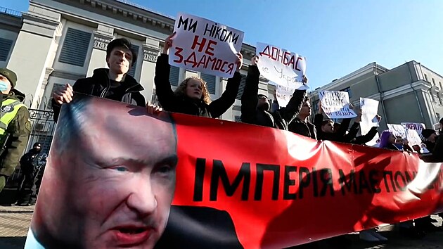 Ped ruskou ambasádou v Kyjev protestovaly stovky lidí