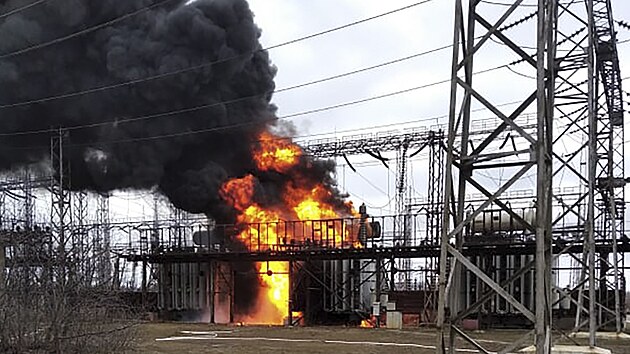 Hořící elektrárna v obci Ščasťa v Luhanské oblasti (22. února 2022)