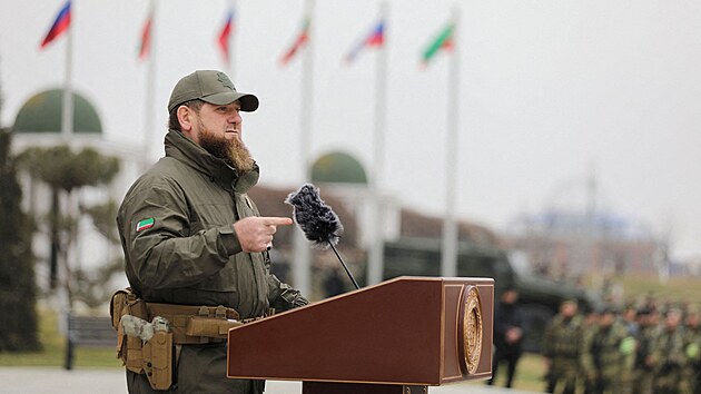 eensk ldr Ramzan Kadyrov promlouv ke svm vojkm ped jejich zapojenm do rusk invaze na Ukrajinu. (25. nora 2022)