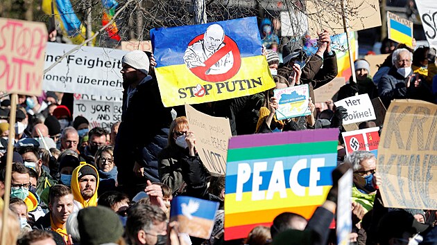 Demonstrace v enev na podporu Ukrajiny bhem rusk invaze (26. nora 2022)