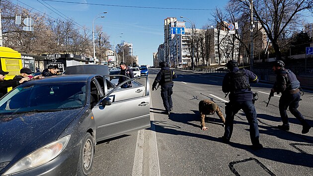 Ukrajint policist kontroluj podezelho v Kyjev bhem rusk invaze. (28. nora 2022)