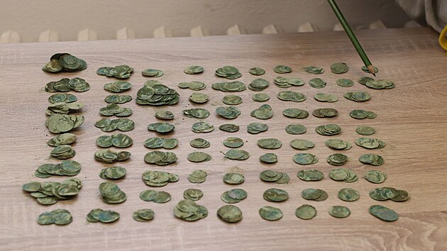 Poklad z Loučky tvoří 818 stříbrných mincí.