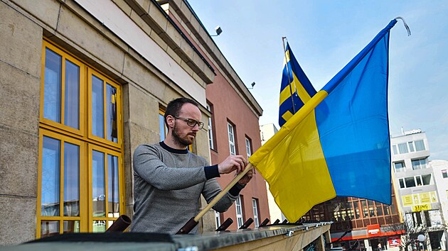 Na budov magistrtu vlaje ukrajinsk vlajka (nor 2022)