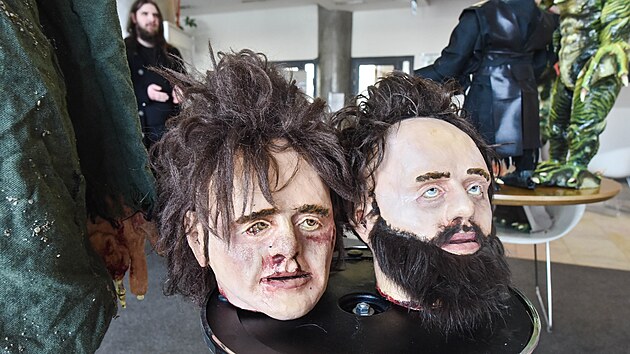 V�tvarn�k Jakub Mi�ina tvo�� origin�ln� figur�ny a masky (�nor 2022).