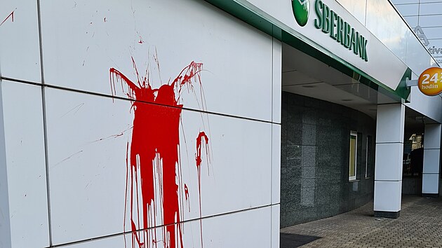 Na zlnskou poboku banky Sberbank hodil zatm neznm lovk plechovku s ervenou barvou.