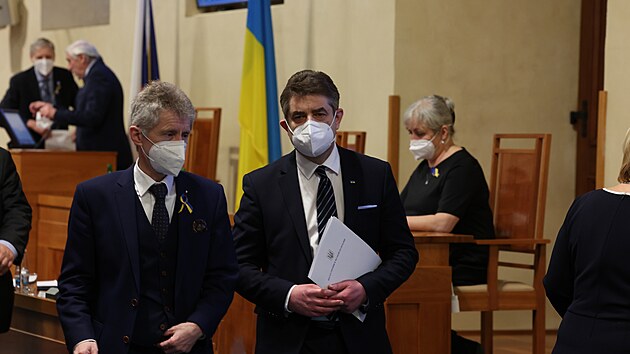 Miloš Vystrčil a ukrajinský velvyslanec v Česku Jevhen Perebyjnis na mimořádné schůzi Senátu. (25. února 2022)