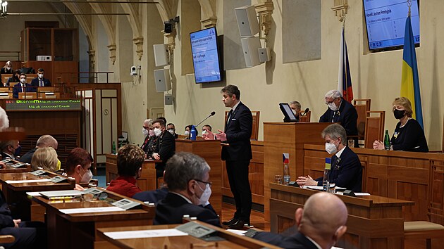 Ukrajinský velvyslanec v Česku Jevhen Perebyjnis na mimořádné schůzi Senátu. (25. února 2022)